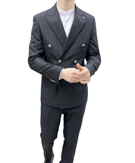 Мужской двубортный костюм черного цвета в полоску
