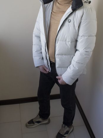 Зимняя мужская куртка в белом цвете 2021-2022