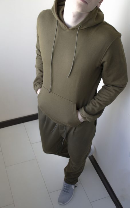 Мужской спортивный костюм цвета хаки