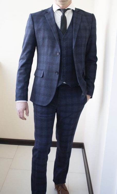 Мужской костюм- тройка темно-синего цвета для офиса