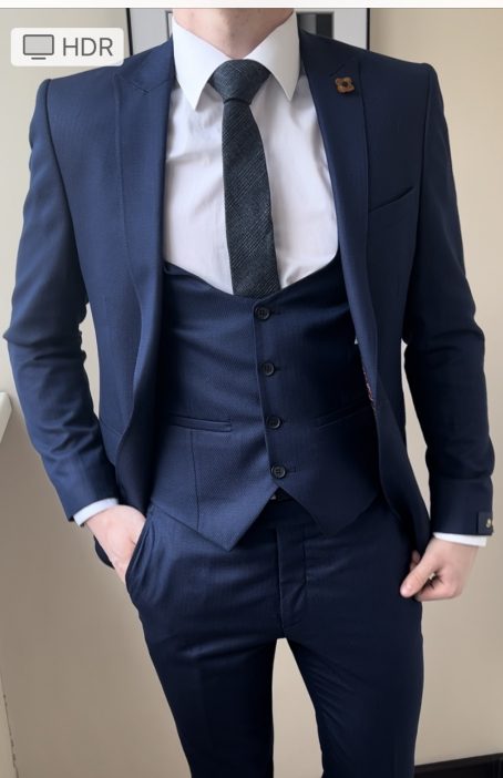 Синий приталенный мужской костюм в тонкую полоску