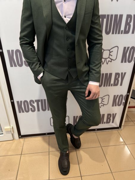 Классический костюм-тройка для жениха в зеленом цвете