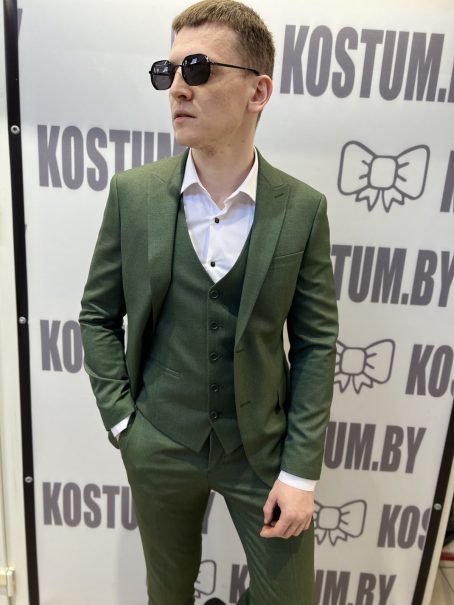 Классический костюм-тройка для жениха в зеленом цвете