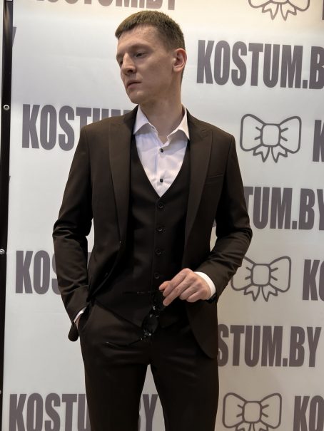 Классический костюм-тройка для жениха шоколадного цвета