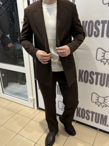Классический костюм oversize для жениха шоколадного цвета