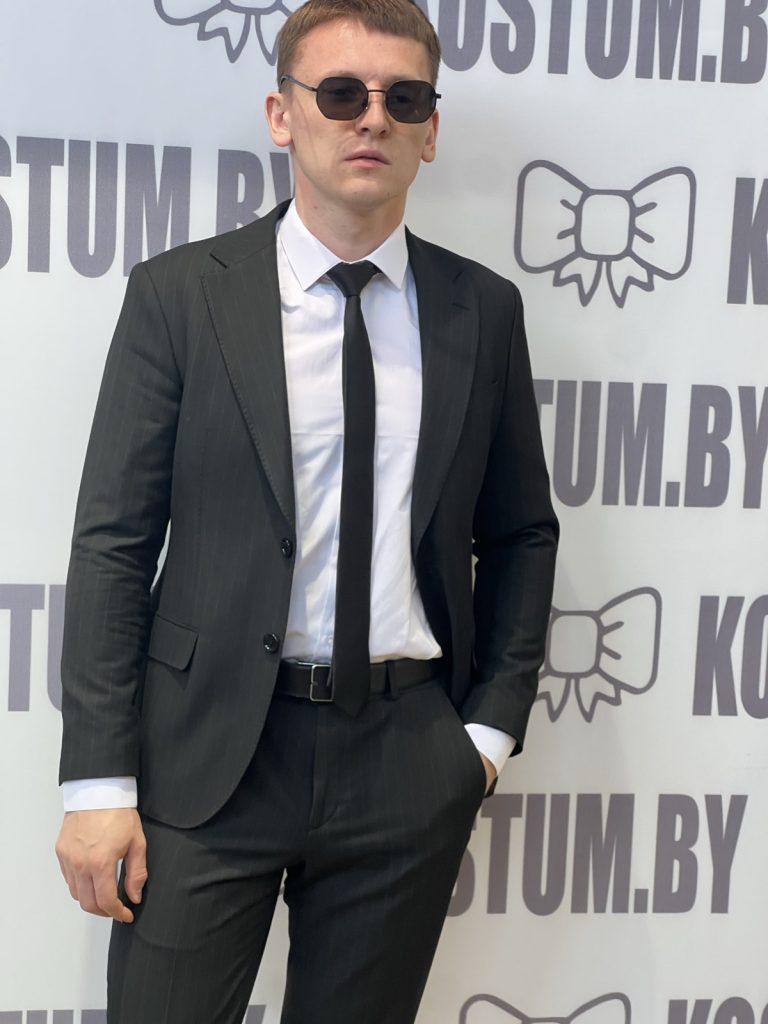 Классический черный костюм в полоску для бизнес встреч