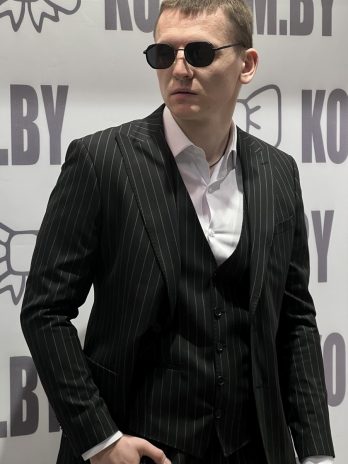 Мужской костюм в  светлую полоску для жениха