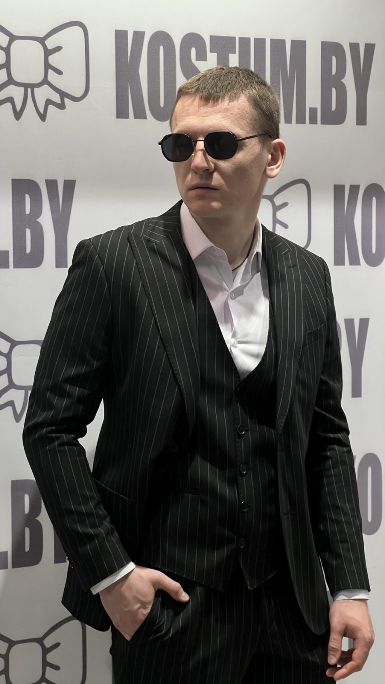 Мужской костюм в  светлую полоску для жениха