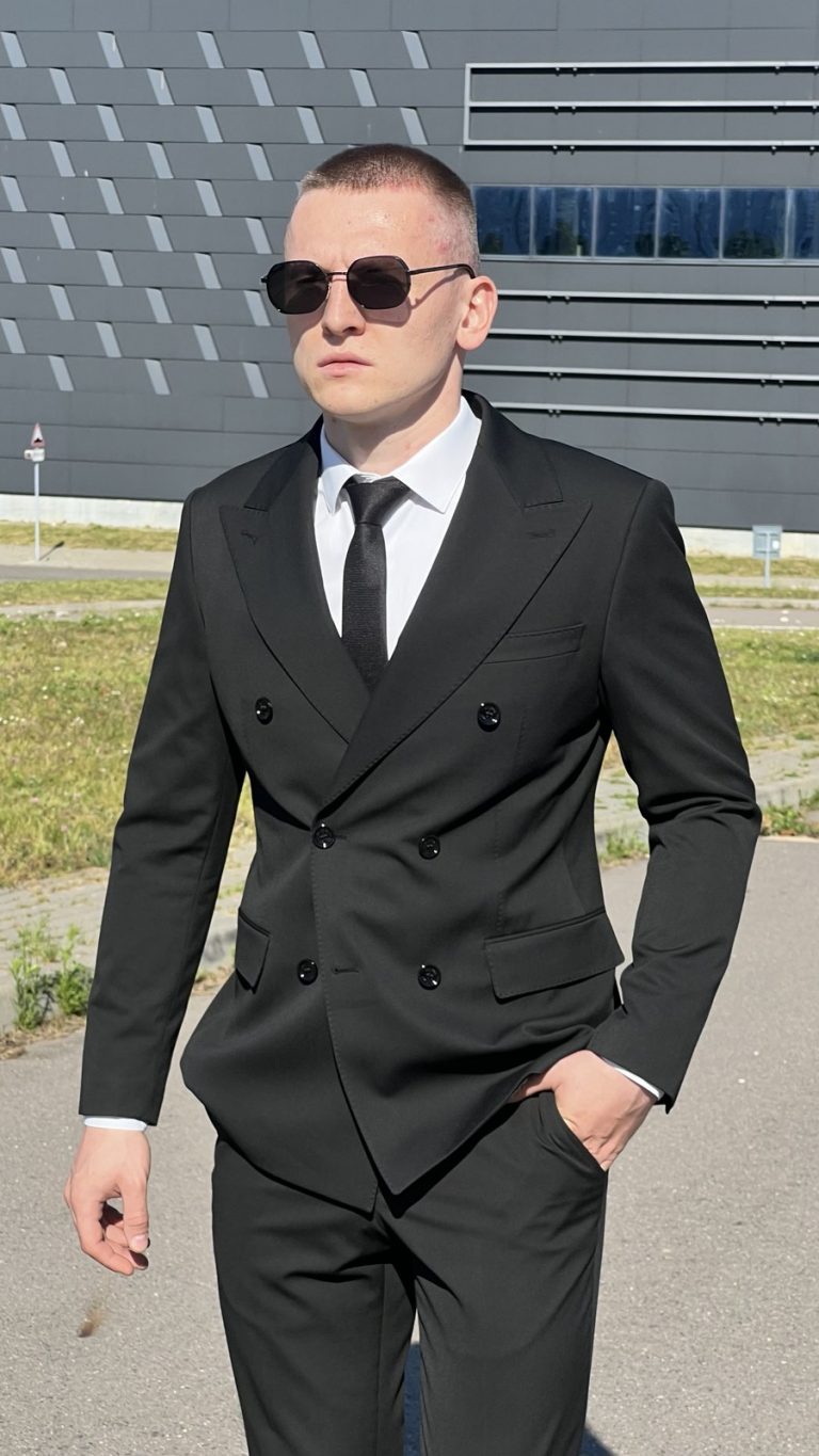 Двубортный костюм в черном цвете для жениха