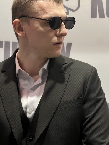 Мужской костюм в  светлую полоску для жениха