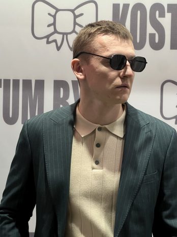 Мужской костюм зеленый в полоску для жениха