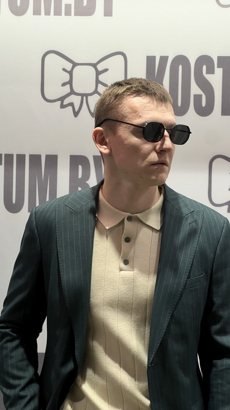 Мужской костюм зеленый в полоску для жениха