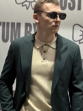 Мужской костюм зеленый в полоску для жениха