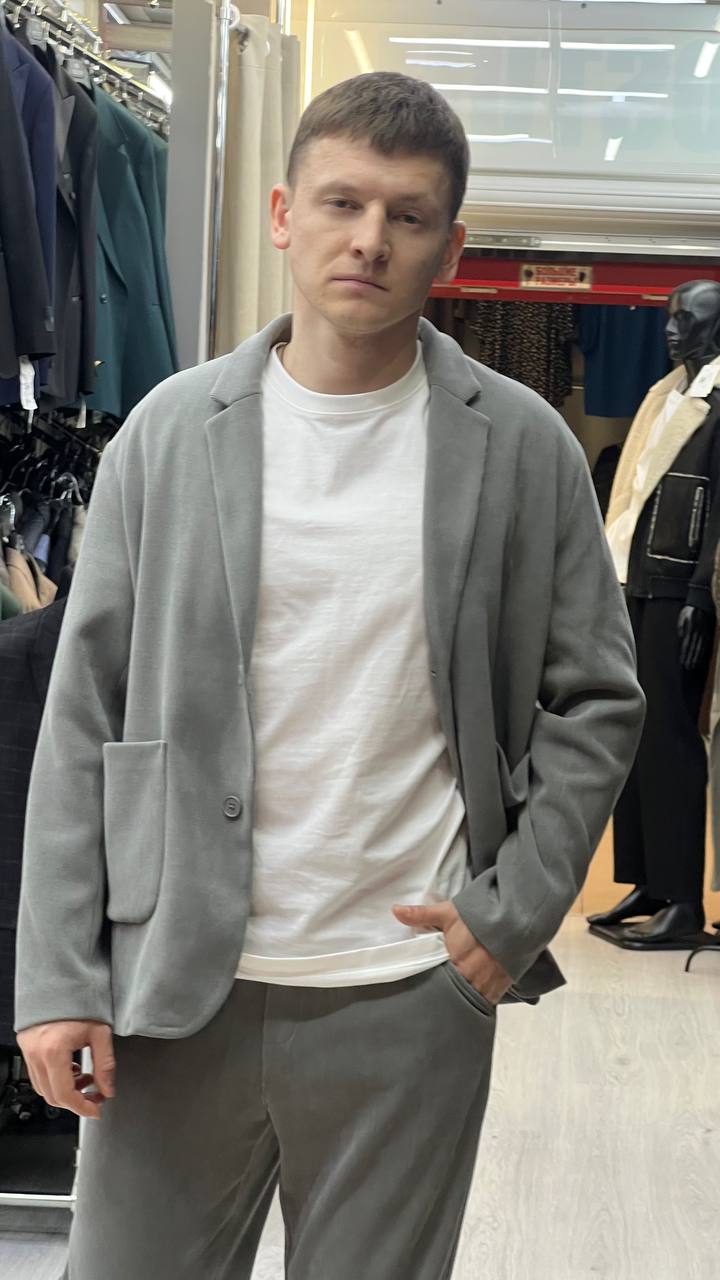 Универсальный серый костюм для города и smart casual