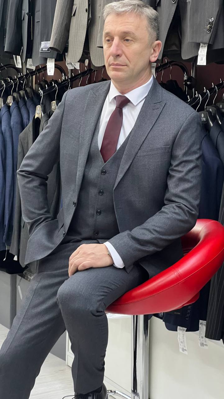 Тёмно-серый костюм-тройка в графитовом оттенке