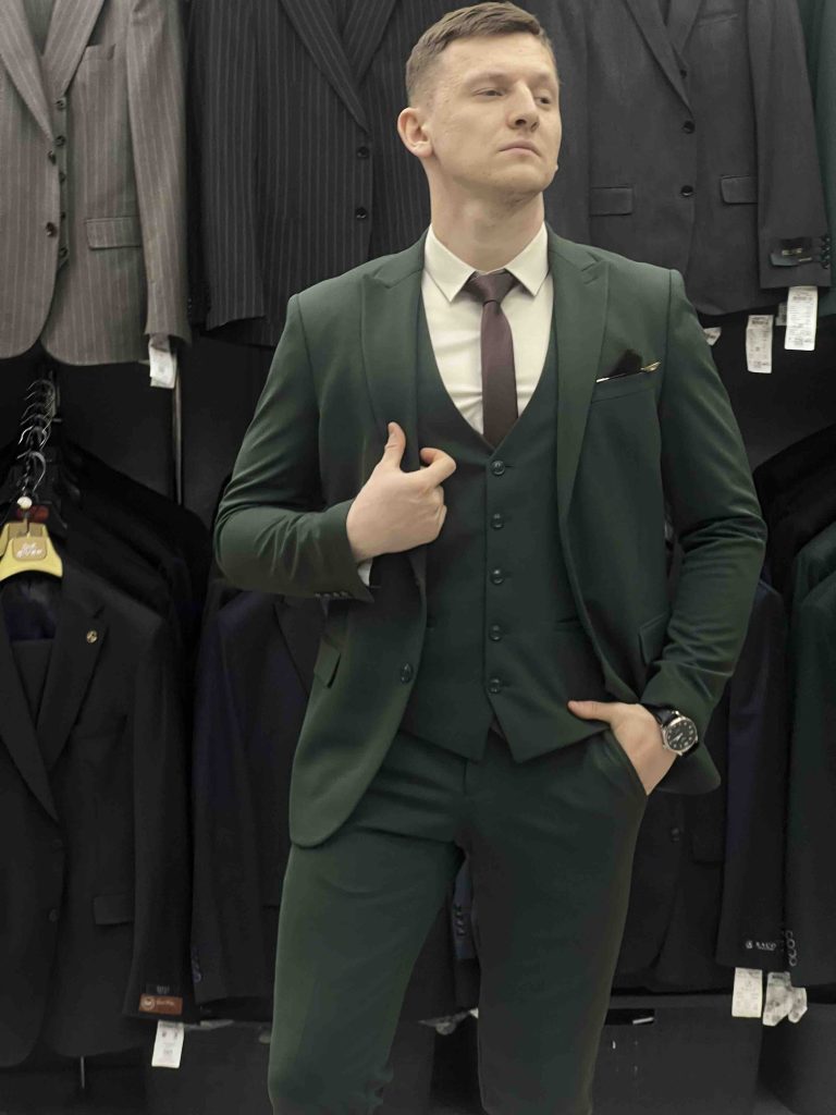 Мужской костюм  на выпускной зеленого цвета