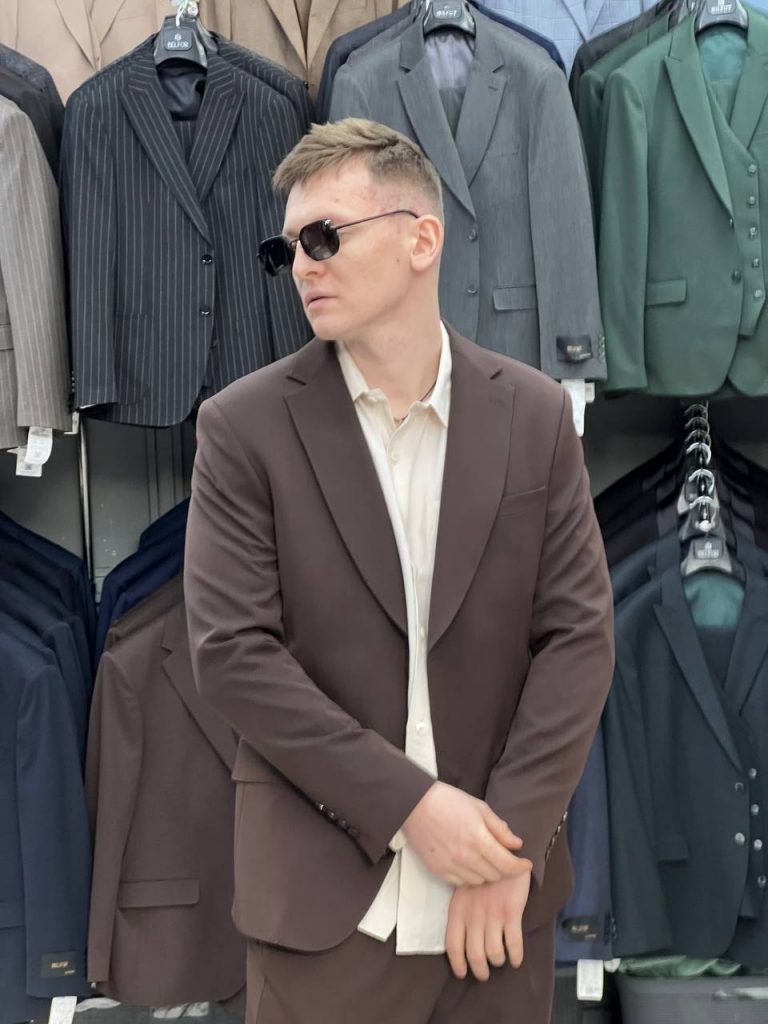 Шоколадный костюм для выпускного и торжеств 2026