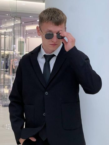 Чёрный костюм-двойка из плотной матовой ткани с подкладкой
